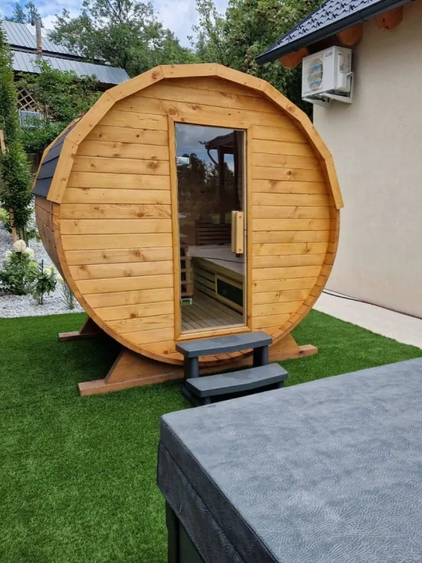 Vanjska bačvasta sauna JJSPA SF225 u vrtu