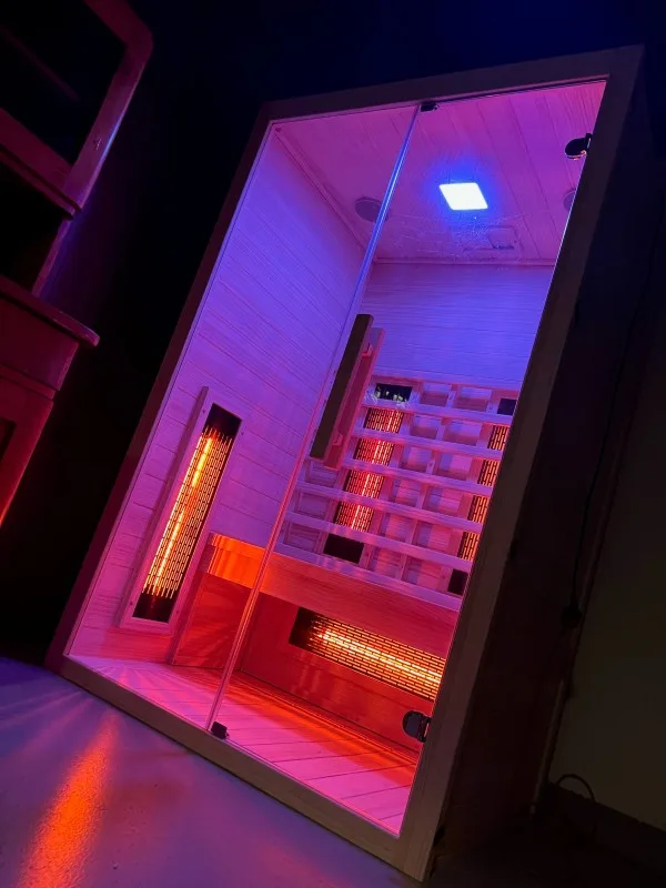 Infracrvena sauna JJSPA JIO120 s upaljenim svjetlima u mraku